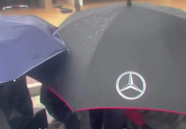 پناهگاه های روی پشت بام خانه ها در تایلندی ها زیر آب رفت