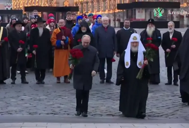 پوتین روز وحدت ملی را با اهدای گل گرامی داشت