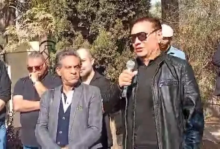 کنایه فرشید نوابی به مهران احمدی در مراسم ختم مسعود رشیدی 23 کنایه فرشید نوابی به مهران احمدی در مراسم ختم مسعود رشیدی