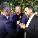 یک فرانسوی دم در دنبال علی دایی است!