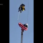 یک نوجوان در جرثقیل معلق به طرز عجیبی گیر کرد