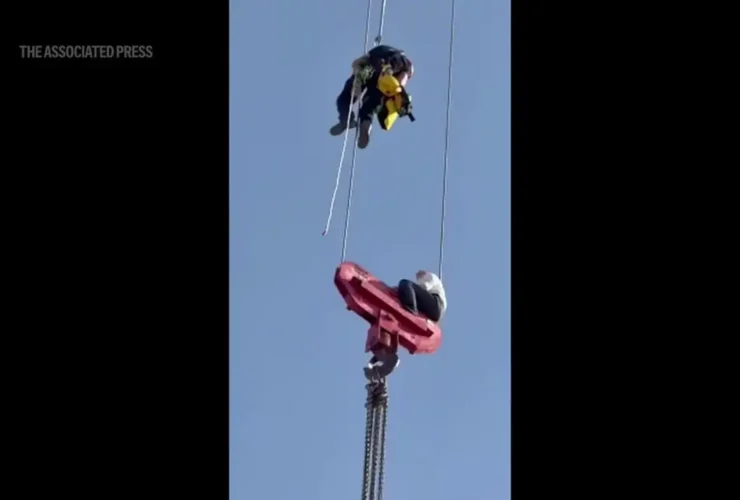 یک نوجوان در جرثقیل معلق به طرز عجیبی گیر کرد