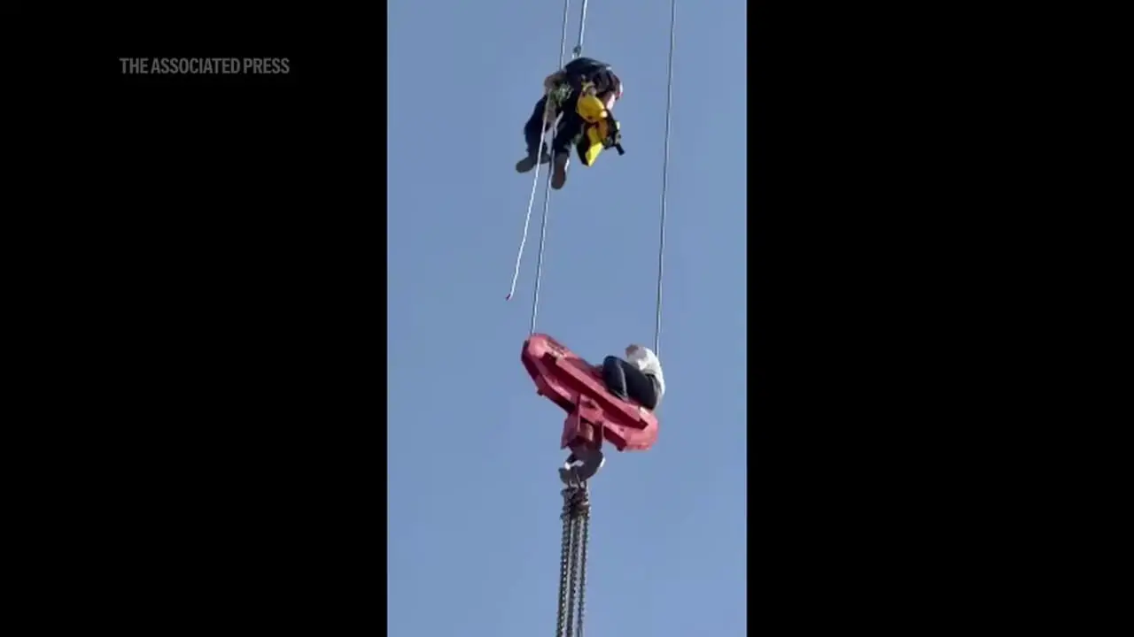 یک نوجوان در جرثقیل معلق به طرز عجیبی گیر کرد