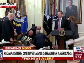 یکی از مدیران آمریکایی در جریان پخش زنده در دفتر ترامپ بیهوش شد 8 یکی از مدیران آمریکایی در جریان پخش زنده در دفتر ترامپ بیهوش شد