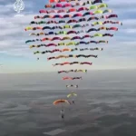 104 چترباز در نمایش گروهی رکورد شکستند