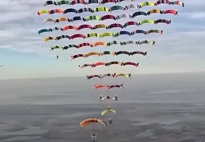 104 چترباز در نمایش گروهی رکورد شکستند