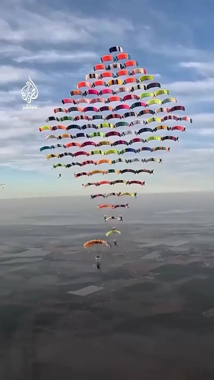 104 چترباز در نمایش گروهی رکورد شکستند