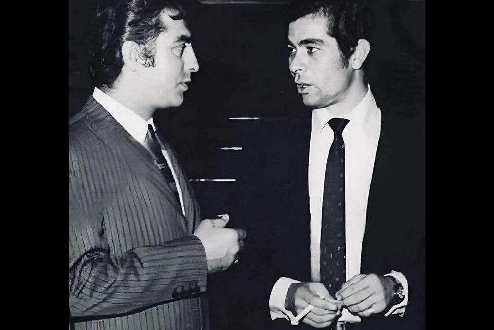 بهروز وثوقی مدتها با اشرف پهلوی همراه بود و با دربار رابطه داشت.