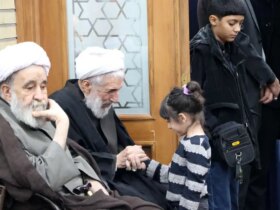 عکس؛ بوسیدن دست کاظم صدیقی