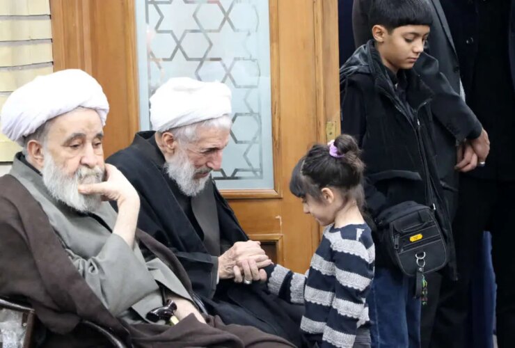 عکس؛ بوسیدن دست کاظم صدیقی