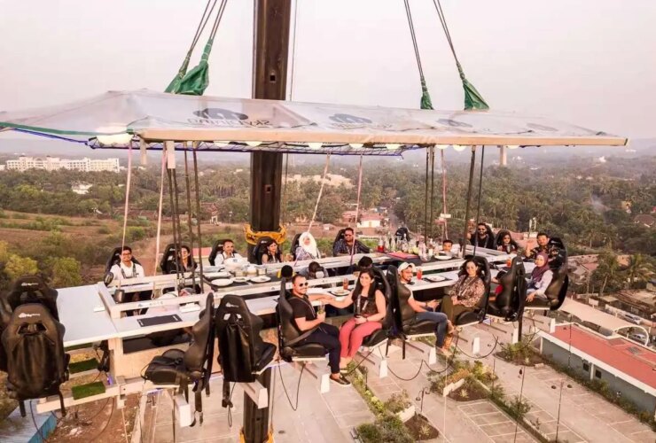 خانواده ای در یک رستوران معلق به ارتفاع 38 متر گرفتار شدند