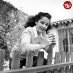 عکس/ الیزابت تیلور 16 ساله در حال خوردن همبرگر; سال 1326