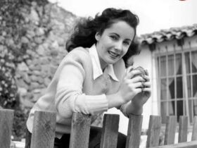 عکس/ الیزابت تیلور 16 ساله در حال خوردن همبرگر; سال 1326