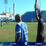 عکس؛ فوتبالیست دستگیر شده با دستبند الکترونیکی وارد زمین شد