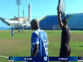 عکس؛ فوتبالیست دستگیر شده با دستبند الکترونیکی وارد زمین شد