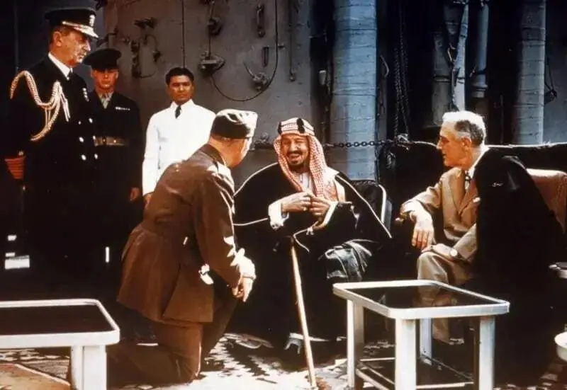 قتلی که عربستان را تکان داد/ پادشاهی که هنگام بوسیدن برادرزاده اش ترور شد 1 وحشت مالک فیصل