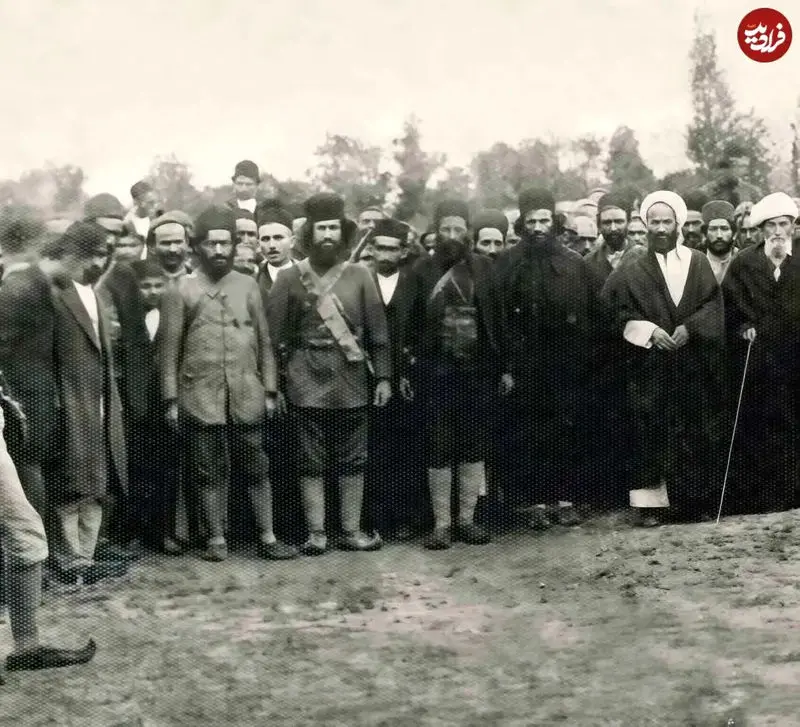 «میرزا کوچوک خان» به همراه اعضای هیئت اتحاد اسلامی و همراهانش؛ دهه 1290 5 میرزا کوچوک خان جنگلی