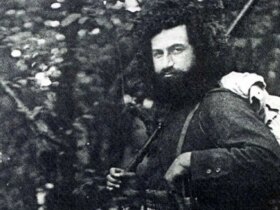 «میرزا کوچوک خان» به همراه اعضای هیئت اتحاد اسلامی و همراهانش؛ دهه 1290 8 «میرزا کوچوک خان» به همراه اعضای هیئت اتحاد اسلامی و همراهانش؛ دهه 1290