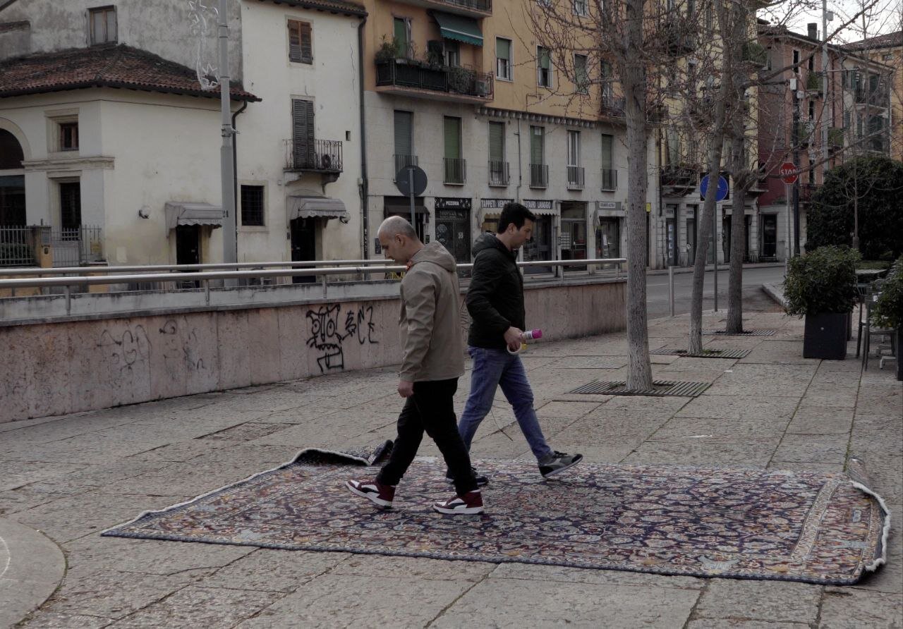 از تهران تا رم؛ زندگی مهاجران در تار و پود فرش است 1 از تهران تا رم؛ زندگی مهاجران در تار و پود فرش است