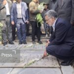 حضور وزیر بهداشت بر سر مزار شهدای دفاع مقدس و سلامت