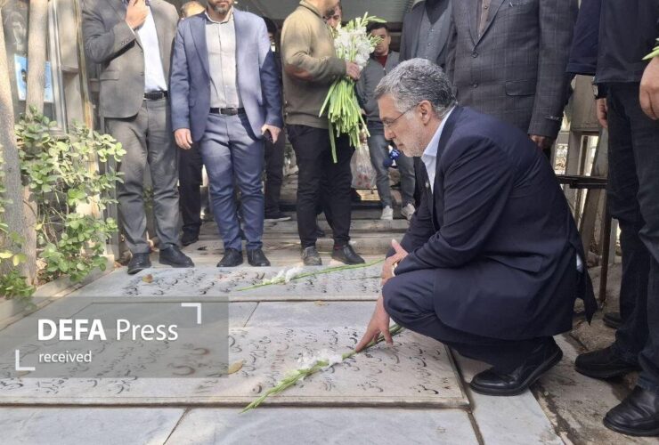 حضور وزیر بهداشت بر سر مزار شهدای دفاع مقدس و سلامت
