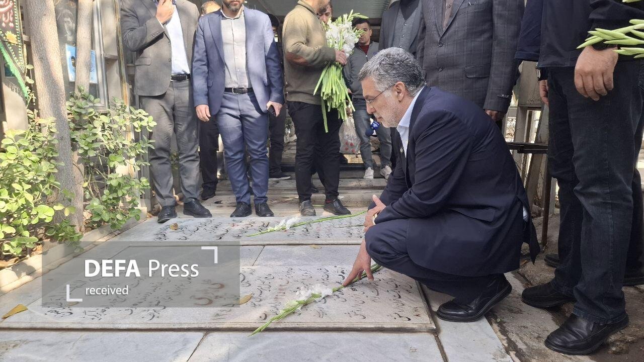 حضور وزیر بهداشت بر سر مزار شهدای ما مدافعان دفاع و سلامت + فیلم 1 حضور وزیر بهداشت بر سر مزار شهدای دفاع مقدس و سلامت