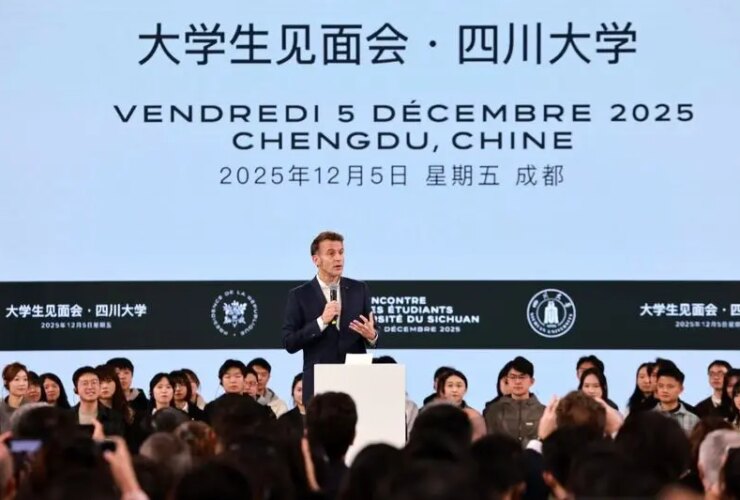 استقبال عجیب دانشجویان چینی از مکرون 29 21