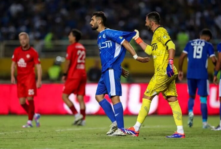 چرا سرمربی پرسپولیس پیراهن آدان را گرفت؟ 15 چرا سرمربی پرسپولیس پیراهن آدان را گرفت؟