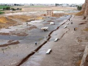 Naxostam در محاصره نشست. مقبره های هخامنشی سالم اما کعبه زرتشتیان در خطر است