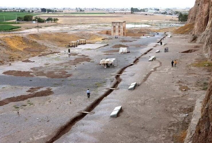 Naxostam در محاصره نشست. مقبره های هخامنشی سالم اما کعبه زرتشتیان در خطر است 28 Naxostam در محاصره نشست. مقبره های هخامنشی سالم اما کعبه زرتشتیان در خطر است