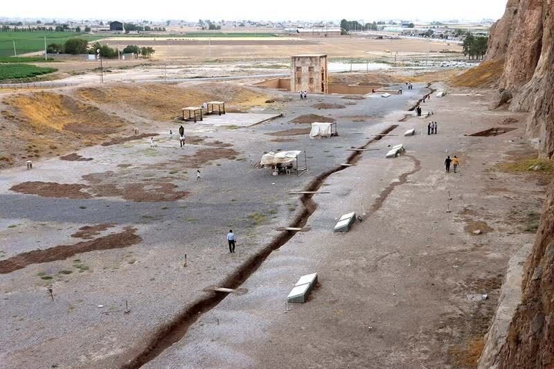 Naxostam در محاصره نشست. مقبره های هخامنشی سالم اما کعبه زرتشتیان در خطر است