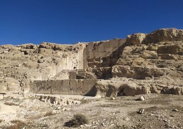 پاشیدن نقاشی ها، نوشته ها، خطوط کنده کاری شده، دوده آتش و غیره در خرابه ها/عکاسی از دوره هخامنشی. 4 63685314.jpg