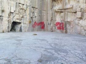 پاشیدن نقاشی ها، نوشته ها، خطوط کنده کاری شده، دوده آتش و غیره در خرابه ها/عکاسی از دوره هخامنشی. 49 پاشیدن نقاشی ها، نوشته ها، خطوط کنده کاری شده، دوده آتش و غیره در خرابه ها/عکاسی از دوره هخامنشی.