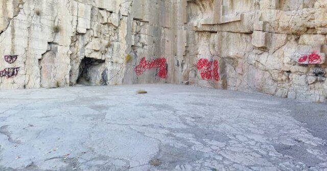 پاشیدن نقاشی ها، نوشته ها، خطوط کنده کاری شده، دوده آتش و غیره در خرابه ها/عکاسی از دوره هخامنشی. 1 پاشیدن نقاشی ها، نوشته ها، خطوط کنده کاری شده، دوده آتش و غیره در خرابه ها/عکاسی از دوره هخامنشی.