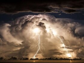 صاعقه به این شهر اصابت کرد 8 صاعقه به این شهر اصابت کرد