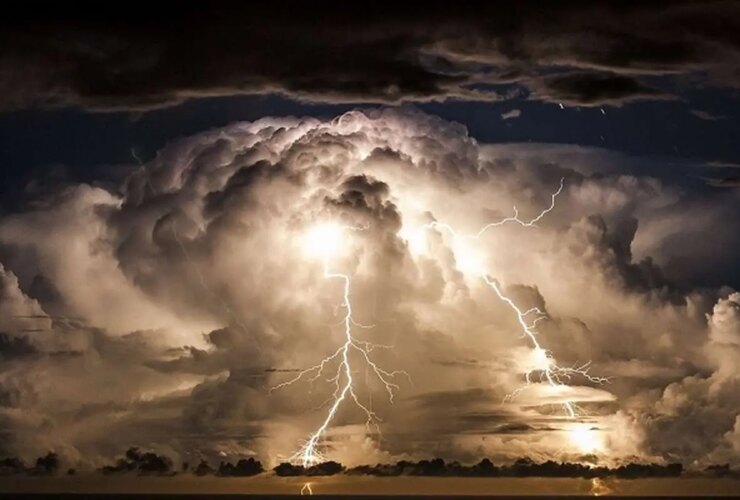 صاعقه به این شهر اصابت کرد 22 صاعقه به این شهر اصابت کرد