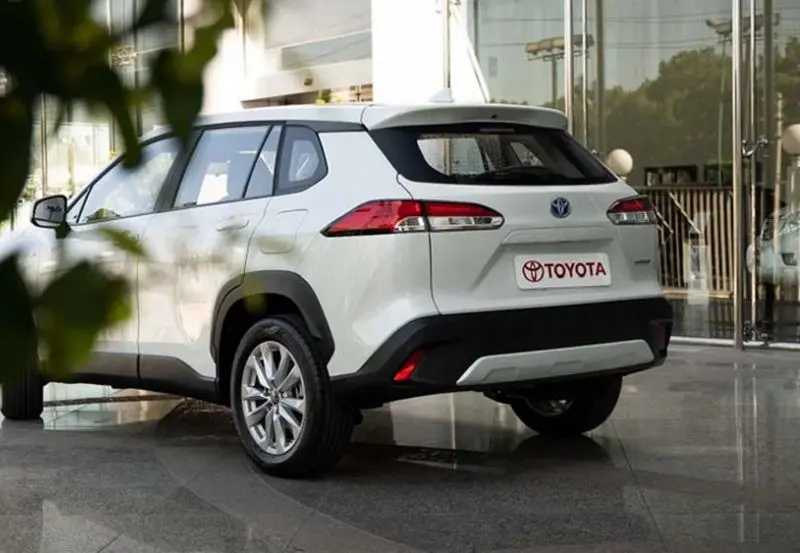 مقایسه هوندا HRV و کرولا کراس; رقابت 5 میلیاردی SUV 9 نمای عقب تویوتا کرولا کراس هیبریدی