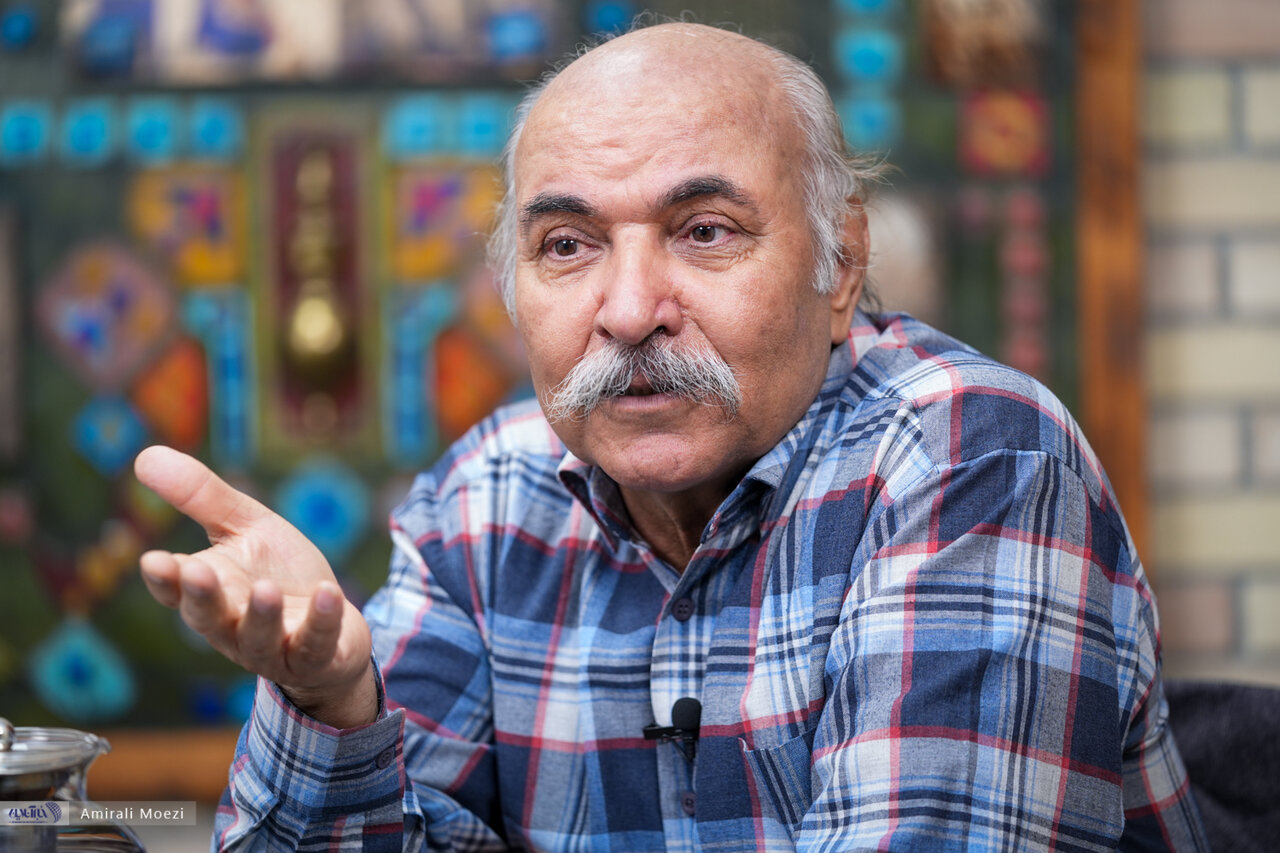 قهوه دوستی که عاشق سینما و رقص است، مثل فردین در «گنگ قارون». 1 قهوه دوستی که عاشق سینما و رقص است، مثل فردین در «گنگ قارون».