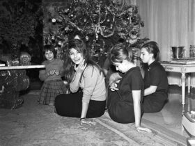 عکس/ سوفیا لورن به همراه خانواده اش در جشن کریسمس در رم; سال 1333 8 عکس/ سوفیا لورن به همراه خانواده اش در جشن کریسمس در رم; سال 1333