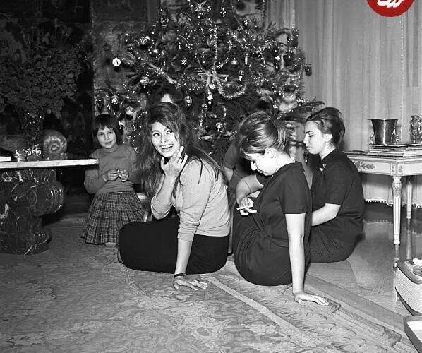 عکس/ سوفیا لورن به همراه خانواده اش در جشن کریسمس در رم; سال 1333 21 عکس/ سوفیا لورن به همراه خانواده اش در جشن کریسمس در رم; سال 1333