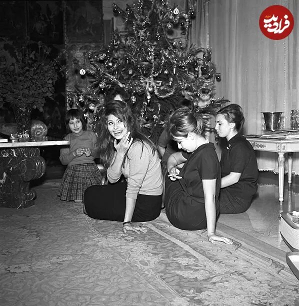 عکس/ سوفیا لورن به همراه خانواده اش در جشن کریسمس در رم; سال 1333 1 عکس/ سوفیا لورن به همراه خانواده اش در جشن کریسمس در رم; سال 1333
