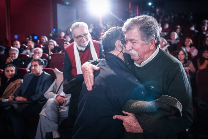 تهیه کننده مستند عاشق ایران تجلیل شد/جایزه فیروزه سینماقکریت به فرهاد ورهرام اهدا شد. 4 تهیه کننده مستند عاشق ایران تجلیل شد/جایزه فیروزه سینماقکریت به فرهاد ورهرام اهدا شد.