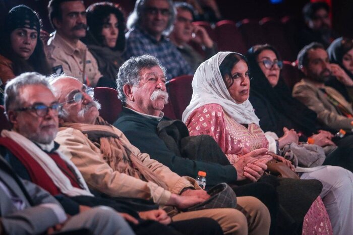 تهیه کننده مستند عاشق ایران تجلیل شد/جایزه فیروزه سینماقکریت به فرهاد ورهرام اهدا شد. 5 تهیه کننده مستند عاشق ایران تجلیل شد/جایزه فیروزه سینماقکریت به فرهاد ورهرام اهدا شد.