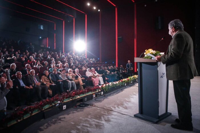 تهیه کننده مستند عاشق ایران تجلیل شد/جایزه فیروزه سینماقکریت به فرهاد ورهرام اهدا شد. 6 تهیه کننده مستند عاشق ایران تجلیل شد/جایزه فیروزه سینماقکریت به فرهاد ورهرام اهدا شد.