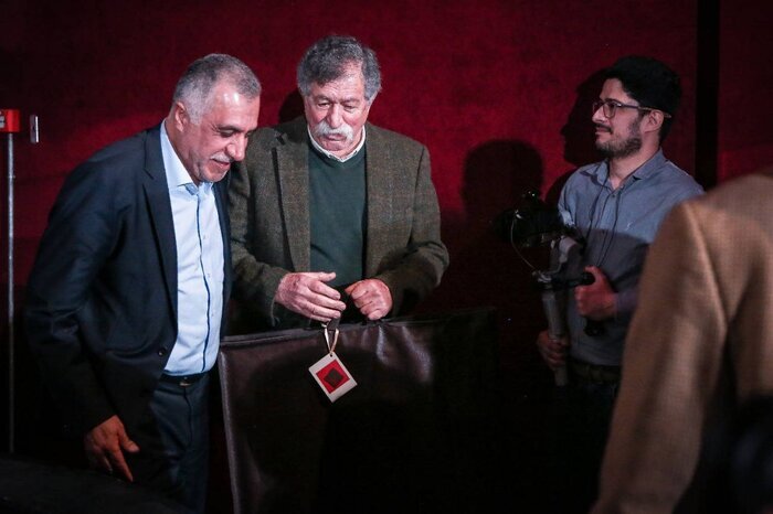 تهیه کننده مستند عاشق ایران تجلیل شد/جایزه فیروزه سینماقکریت به فرهاد ورهرام اهدا شد. 7 تهیه کننده مستند عاشق ایران تجلیل شد/جایزه فیروزه سینماقکریت به فرهاد ورهرام اهدا شد.