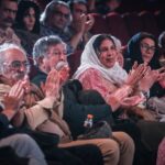 تهیه کننده مستند عاشق ایران تجلیل شد/جایزه فیروزه سینماقکریت به فرهاد ورهرام اهدا شد.