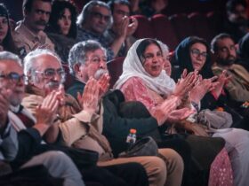 تهیه کننده مستند عاشق ایران تجلیل شد/جایزه فیروزه سینماقکریت به فرهاد ورهرام اهدا شد. 9 تهیه کننده مستند عاشق ایران تجلیل شد/جایزه فیروزه سینماقکریت به فرهاد ورهرام اهدا شد.