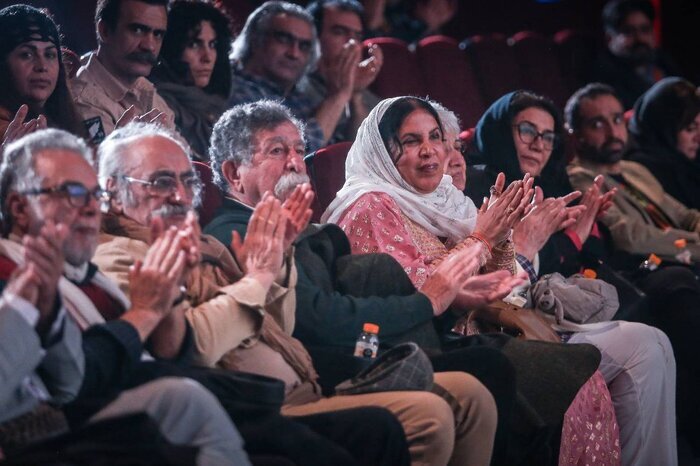 تهیه کننده مستند عاشق ایران تجلیل شد/جایزه فیروزه سینماقکریت به فرهاد ورهرام اهدا شد. 14 تهیه کننده مستند عاشق ایران تجلیل شد/جایزه فیروزه سینماقکریت به فرهاد ورهرام اهدا شد.