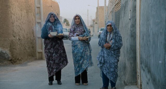 این فیلم شبیه فیلم های معمول مادران شهدا نیست. 6 این فیلم شبیه فیلم های معمول مادران شهدا نیست.