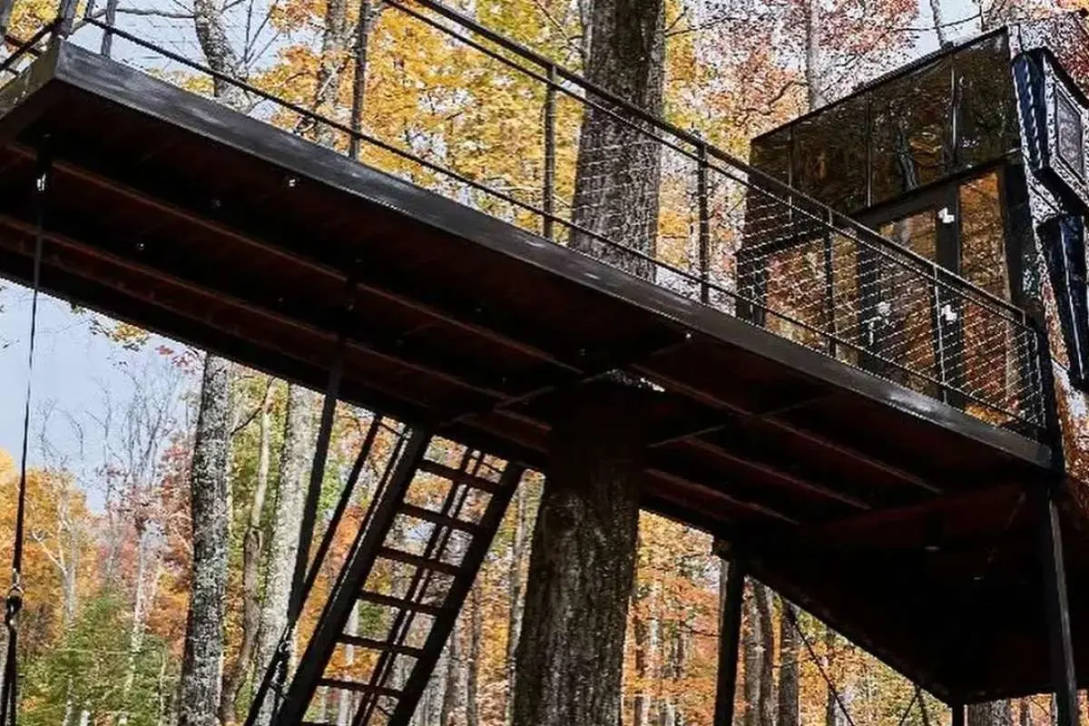 کریستال سیاه، نام خانه ای متفاوت